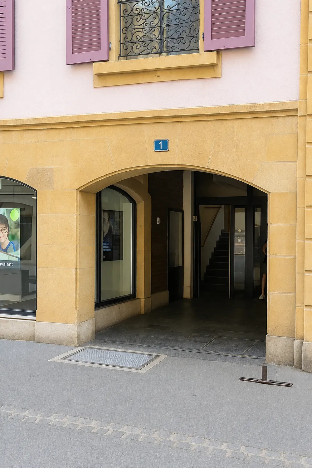 Entrée de l'immeuble Rue du Seyon 1, sous l'arcade